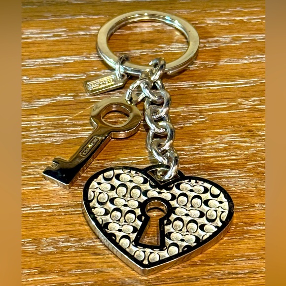 COACH Silver keyhole Embossed Signature Heart Keychain Keyring Key-fob 4” NWOT - Picture 1 of 7